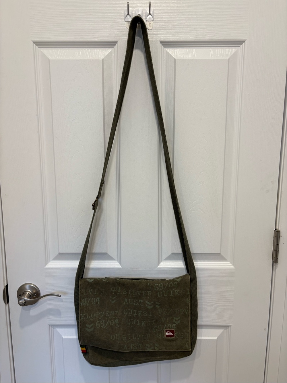 Quiksilver Olive Canvas Messenger Bag with Adjustable Strap A22